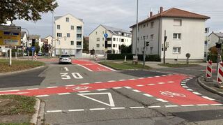 Ein Teil der Kritik richtet sich an die unübersichtlichen Fahrbahnmarkierungen. Vielleicht hilft ein Erklärungsschild?