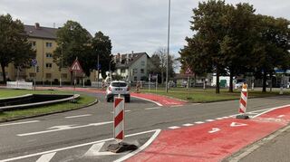 Hier muss der abbiegende Radfahrer die Vorfahrt der Autos beachten.