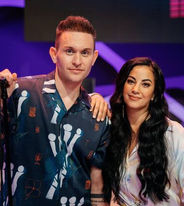 „Let the music play“ heißt das Hit-Quiz bei SAT 1. Markus Zimmermann und Deborah Lee singen dort die Lieder, die erraten werden müssen.