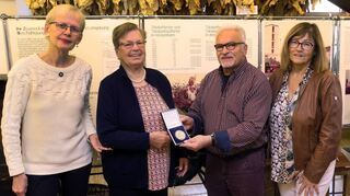 Maike Imhoff (v. l.), Alida Imhoff, Altbürgermeister Werner Zimmermann und Irmgard Imhoff bei der Übergabe einer Medaille von der Weltausstellung 1855 aus dem Besitz Philipp Schwabs an das Tabakmuseum.