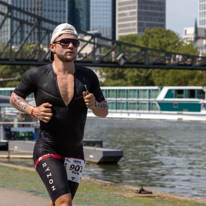 Triathlet Dirk Oswald hat sich für den Ironman auf Hawaii qualifiziert. Für den 35-Jährigen ist bereits die Vorbereitung auf den unter den Triathleten legendären Wettkampf eine Umsetzung seines Lebensmottos, hart für seine Träume zu arbeiten.
