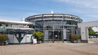 Die Stadthalle sowie das Pumpwerk in Hockenheim stellen ihre Einlassregeln ab 1. November auf 2G um.