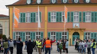 Räumungshelfer und Geschäftsstellenleiter Jürgen Bienroth bedankt sich hier bei allen Mitarbeitern für die gute Zusammenarbeit und hebt den Probealarm auf.