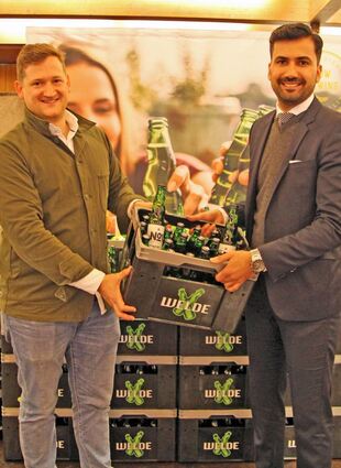 Den ersten Kasten „Welde No1 Slow Beer Pils“ mit Sandhäuser Hopfen übergibt Geschäftsführer Max Spielmann (l.) traditionell an den Bürgermeister der Gemeinde, Hakan Günes.