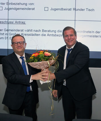 Blumen für den bisherigen und künftigen Stellvertreter: Oberbürgermeister Marcus Zeitler (r.) gratuliert Thomas Jakob-Lichtenberg zur Wiederwahl.