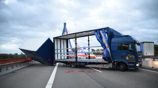 Querstehender Lkw auf der Rheinbrücke Speyer.