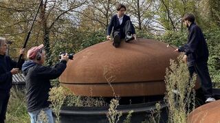 Erich Schuh (v. l.) und Jessen Oestergaard halten die Trommelperformance in Bild und Ton fest. Leon und Luis Schuh sowie Cris Gavazzoni verwandeln große Stahlschalen in Schlagzeuge.