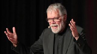 Wolfgang Treppers Betrachtungen des Alltags sind grandios: Zum Beispiel ist es (bei ihm) völlig normal, dass die Henkel der Tassen im Schrank alle nach rechts weisen.