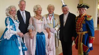 Peter Much (r.) im Hofmarschall-Kostüm bei der Schwetzinger Carneval-Gesellschaft – mit seiner Familie hat er ein Haus am Hohwiesensee. Er wollte sich als Kandidat für die Bürgermeisterwahl aufstellen.