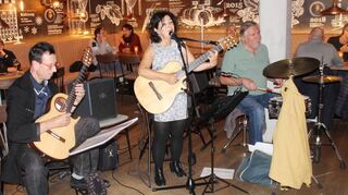 Original brasilianische Musik von Ignez Carvalho und ihren Musikern sorgt während des Kneipenjazz in Schwetzingen für gute und entspannte Stimmung im „Welde Brauhaus“.