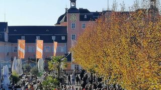Beim einem der Auftritte der „SchwetSingers“ ist der Schlossplatz auch abseits der Gastronomie besonders gut gefüllt.