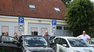 Pia Äpple (v. l.) und Angelina di Stefano von der Calwer Firma deer gemeinsam mit Kämmerer Andreas Emmerich und Bürgermeister Gunther Hoffmann bei der Präsentation des Angebots in der Neulußheim, dem nun auch die Gemeinde Reilingen beitreten wird. Womit das das Netz der Ladestationen noch enger geknüpft wird.