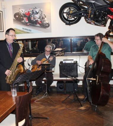 Das A6-Trio im „Walzwerk“ mit Rick van Bracken am Saxophon, Stefan Beyer an der Gitarre und Johannes Schädlich am Bass.