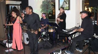 KJ Dallaway and Friends bringen mit Reggae, Funk, Soul und Calypso das „Quadrato“ am Schlossplatz zum Beben.