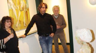 Künstler Stephan Müller (Mitte) tritt während der Vernissage seiner Ausstellung „Körpersprache – sprachkörper“ in der Villa Meixner gerne in den Dialog mit den Besuchern.
