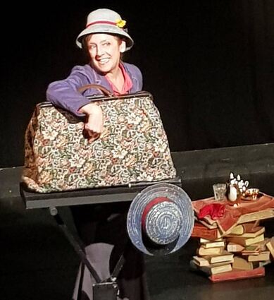 Suzan Smadi schlüpft während des Stücks in verschiedene Rollen – hier als Mary Poppins.