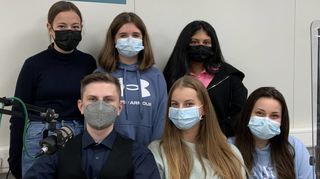 Geht wieder regelmäßig auf Podcast-Produktion: die #Pausentalk-Crew mit (v.l.) Lia Hildenbrand-Pivirotto, dem interviewten Jungpolitiker Adrian Nowak, Luisa Ballreich, Paula Stephan, Neha Kaniampalackal und Hanna Bühler.