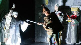 Gruselige Szenerie: Plötzlich fordert der „Schwarze Ritter“ (l.) den verblüfften Ritter Rost (M.) zu einem weiteren Kampf heraus. Da staunen König Bleifuß (Kevin Dickmann) und sein Hofschreiber Ratzefummel (Simon Staiger, r.) nicht schlecht.