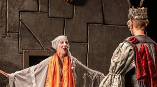 Vom eigenen Niesen verraten: Das Geheimnis um das schüchterne Gespenst ( (Claudia Wölfel de Mejia, l.) wird für den König gelüftet – der ist begeistert.