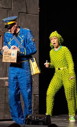 Postbote Schlappinski hat Post für Ritter Rost, die Drache Koks interessiert.