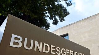 Ein Hinweisschild mit dem Schriftzug Bundesgerichtshof, aufgenommen vor dem Bundesgerichtshof (BGH). Der Erste Zivilsenat verhandelt zur Frage wann Influencerinnen ihre Beiträge als Werbung kennzeichnen müssen. Der BGH prüft das anhand von drei Fällen. +++ dpa-Bildfunk +++