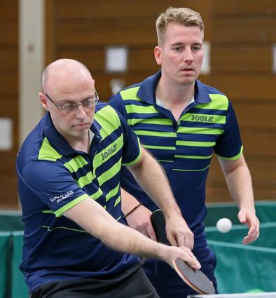 Die TTG EK Oftersheim gewinnt in der Verbandsklasse Nord in Neckargerach. Am 9:6 sind Stefan Berlinghof (l.) und Tim Ackermann mit einem gemeinsamen Doppelsieg und jeweils zwei Einzelerfolgen maßgeblich beteiligt.