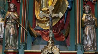 Nach einem Jahr ist der Sockel vor der Marienstatue wieder besetzt: Das Kreuz ist beim Patronatsfest am vergangenen Sonntag geweiht worden. Der Diebstahl war trauriger Höhepunkt einer ganzen Vandalismusserie in der Kirche St. Wendelin.