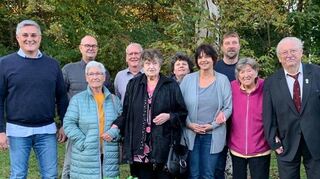 Vorsitzender Gerd Welker (v. l.) ehrt Marco Bleß, Rita Tremmel, Christian Hase, Helga Knauber, Jutta Kramer, Susanne Schäfer, Andreas Kramer, Ruth und Erich Schäfer für deren langjährige Mitgliedschaft bei den Naturfreunden.