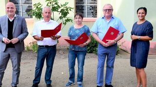 Daniel Born (l.) und Neza Yildirim (r.) ehren drei Mitglieder des SPD-Ortsvereins in Altlußheim: Wolfgang Seehaus (v. l.), Ruth Marker und Manfred Henkel.