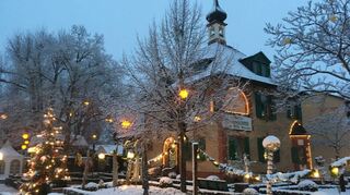 Mit Schnee wirkt der Weihnachtszauber rund um die Villa Meixner noch mal so schön.