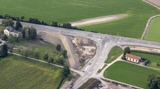 Geht am 24. November mit der Freigabe der Salierbrücke in Dienst: Der nach Osten verlegte Knotenpunkt der B 39 (von unten kommend nach links abbiegend) und der L 722 (von rechts aus Richtung Hockenheim-Talhaus) bringt eine neue Radwegeführung mit sich. Die Radfahrer fahren nicht mehr parallel zur Straße, sondern über den Bauernhof Lußhof (linker Bildrand) auf die Brücke zu. Das bringt Sicherheit, kostet aber Zeit.