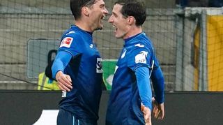 Robert Skov (l.) bejubelt mit Sebastian Rudy das 2:0. Hoffenheim feierte gegen Hertha BSC Berlin einen ungefährdeten Heimsieg.