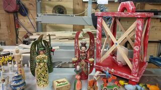 Stefan Wenig gewährt einen Einblick in seine große Produktpalette. Der Schnitzer wahrt mit seinem Hobby die Tradition seiner Region. Die schönen Engel als Kerzenhalter hat Monika Baumgartner, eine bekannte Künstlerin der Region, detailverliebt verziert. Jedes Stück ist ein Unikat. Rechts in Großaufnahme: das legendäre Arschpfeifenrössl. Das bunte Holzpferd mit Pfeife statt Schweif gilt als Gallionsfigur der „Berchtesgadener War“ (15. bis 19. Jahrhundert) und war einst ein echter Exportschlager.