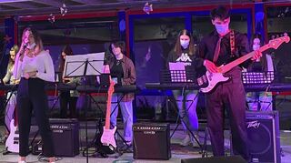 Die Schüler des Profilfachs Musik der neunten Klassenstufe begeistern das Publikum in der Neurottschule bei ihrem Auftritt.