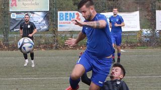 Der Brühler Torschütze zum 6:0-Endstand, Vittorio Cammilleri (l.), ließ sich auch vom Gästekapitän Erbin Azizi nicht aufhalten.