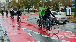 Pascal Seidel (v. r.), Norbert Schön und OB Dr. René Pöltl testen das neue Rondell. Hätte der Autofahrer an dieser Stelle in die Lindenstraße abbiegen wollen, hätte er den Radlern Vorrang einräumen müssen.