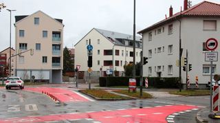 Dieser Bereich des Rondells ist für Radler nicht ohne, denn dort müssen sie für die von links kommenden und in die Mannheimer Straße fahrenden Autos anhalten – deshalb ist die rote Markierung unterbrochen.