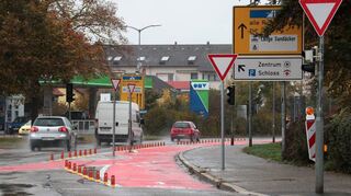 Radfahrer, die aus der Walter-Rathenau-Straße das Rondell in Richtung Lindenstraße befahren, müssen den Autos Vorfahrt gewähren – darauf weisen auch die beiden Schilder beim weißen Transporter hin.