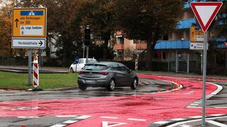 Aus der Mannheimer Straße kommend müssen die Radler auch für die Radfahrer, die bereits im Rondell unterwegs sind, bremsen.
