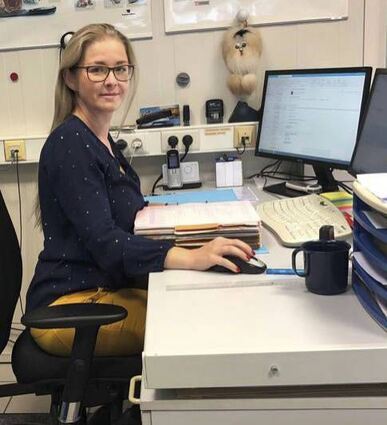 Pia Grenzemann bei der Arbeit als Assistentin der Geschäftsleitung.