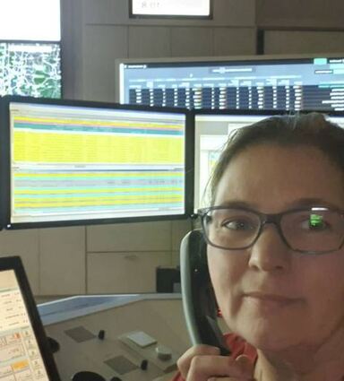 Elke Schäfer auf der Dienststelle. Seit 25 Jahren ist sie bei der Feuerwehr tätig.