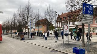 Auf dem Schlossplatz warten die Menschen, um sich eine Impfung im Palais Hirsch abzuholen. Diejenigen, die dort im Moment stehen, haben noch eine Chance, die Spritze zu erhalten.