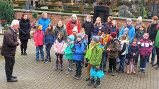 Bestatter Peter Straub (l.) und seine Kollegin Sarah Fischer (2. v. l.) begrüßten die jungen Teilnehmer der Kinderbibeltage der evangelischen Kirchengemeinde auf dem Friedhof zum Rundgang an die verschiedenen Ruhestätten.