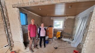Karl-Heinz Krappitz und seine Tante Renate Pilz stehen in dem Raum, der einmal Krappitz’ Wohnzimmer war. Das Wasser stand bis kurz unter die Decke. Böden und Wände mussten bis auf die Mauern abgeklopft werden, Trocknergeräte laufen Tag und Nacht.