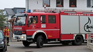 Bei der Notfallwegefahrt der Freiwilligen Feuerwehr Mitte Oktober muss Feuerwehrkommandant Andrea Danieli (l.) aussteigen und seinen Kameraden an der Ecke Jahnstraße und Breslauer Straße dirigieren.