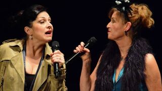 „Madame“ Smaida Platais (r.) ist verdächtig, das spürt Kommissarin Anna Krämer aus Käfferdal gleich in der „Tatort“-Parodie..