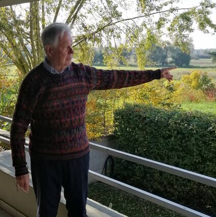 Gerhard Stratthaus deutet von seiner Terrasse aus auf die Schwetzinger Wiesen, in die es ihn fast täglich zum Wandern zieht.