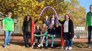 Die Schüler der Lußhardt-Schule lernen in Kooperation mit dem Schwimmverein Hockenheim das Schwimmen: Darüber freuen sich alle Beteiligten: Tatjana Sturm (v. l.), Meike Kohl mit den Kindern Nora, Tamina, Damian, Finn, Adella und Joel, Louisa Ullrich sowie Sven Grundner.