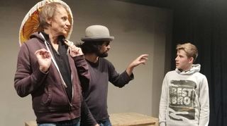Fuchs (Michael Hecht) und Kater (Daniele Veterale) stellen nur eine der zahlreichen Herausforderungen dar, an denen Pinocchio (Simon Speer) wächst.