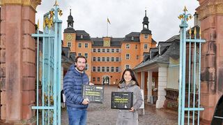Weihua Wang (l.) aus Schwetzingen stellt Andreas Sturm den myBuddy-Adventskalender vor.